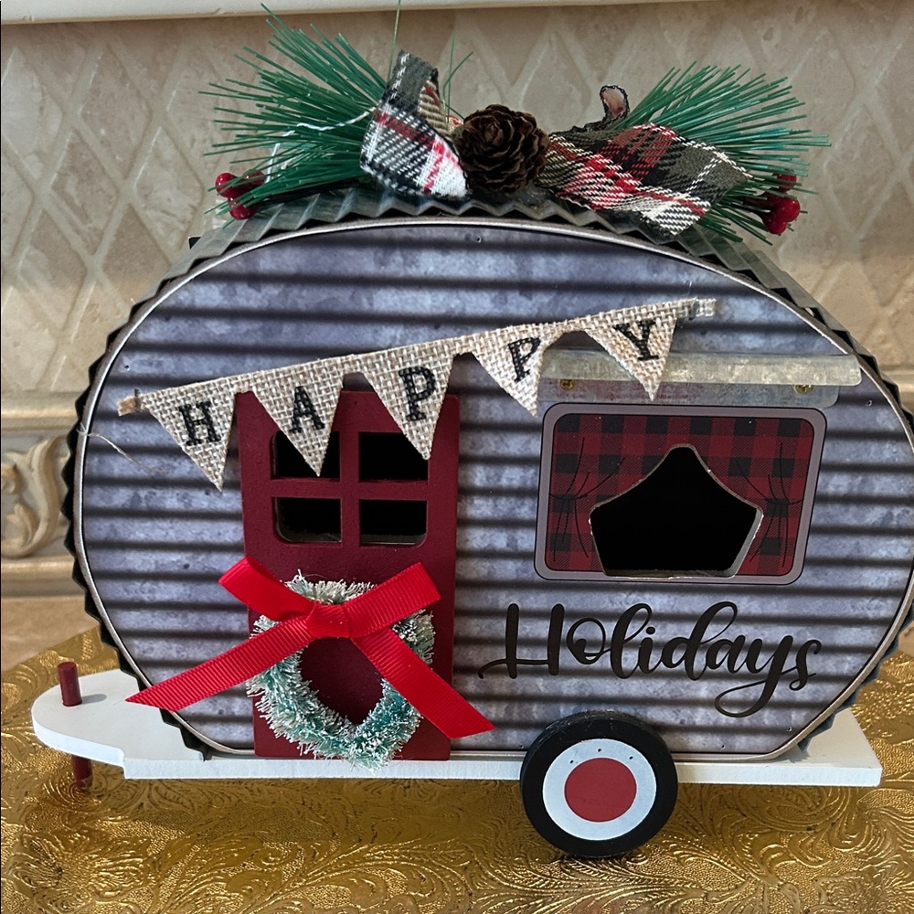 Holiday Camper Décor - Red and Green Festive Trailer